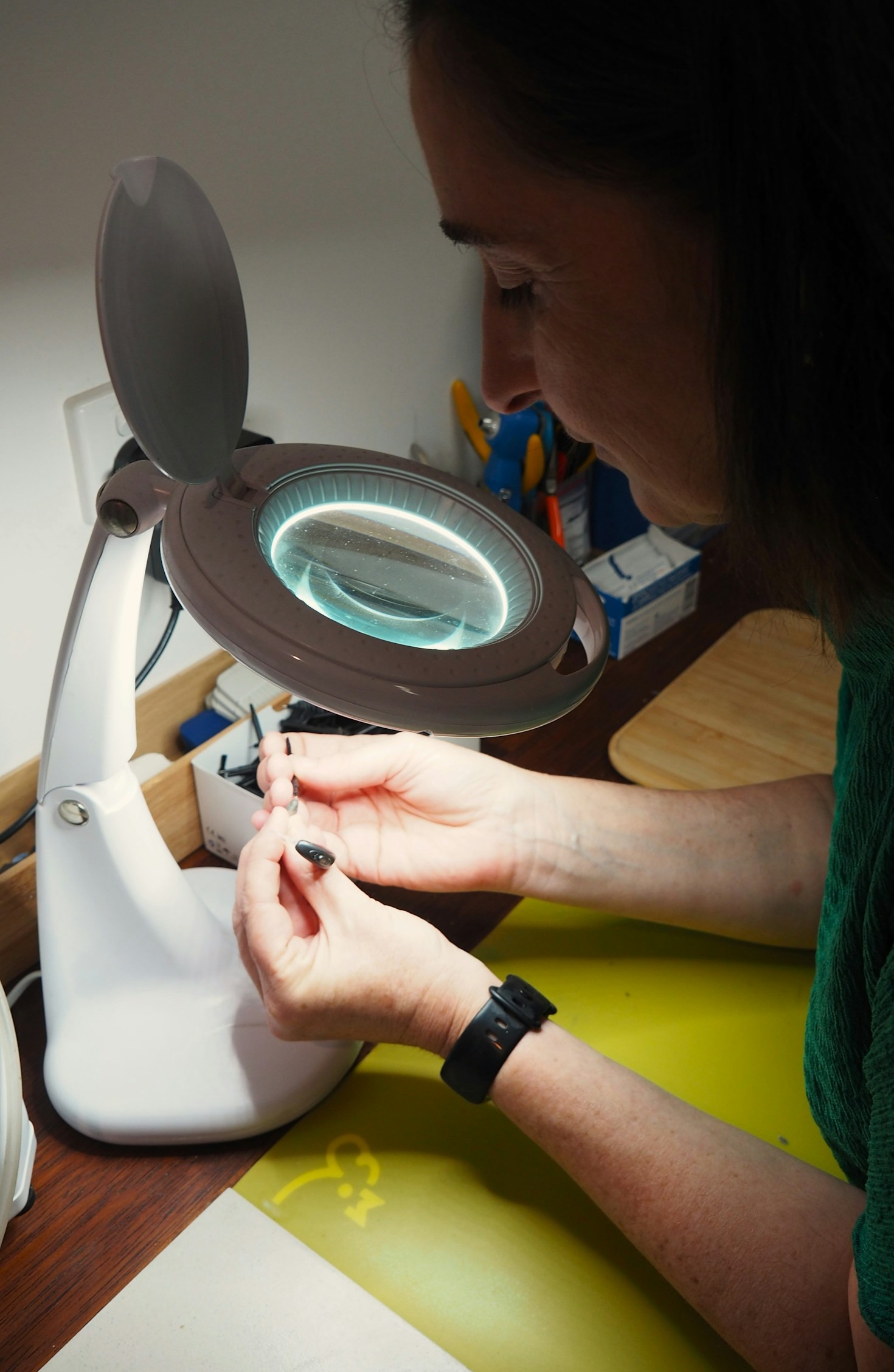 A New Weight: Blending Carbon Strength with Feminine Curves